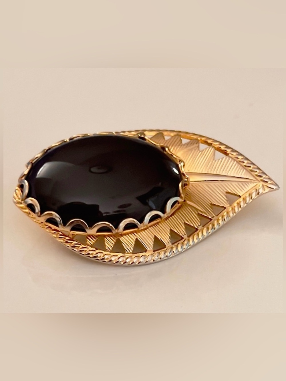 Vintage Florentine Etched Gold-Tone & Faux Onyx Leaf Brooch 1.5” W Mint